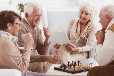 Groupe de seniors avec des liens sociaux solides et heureux